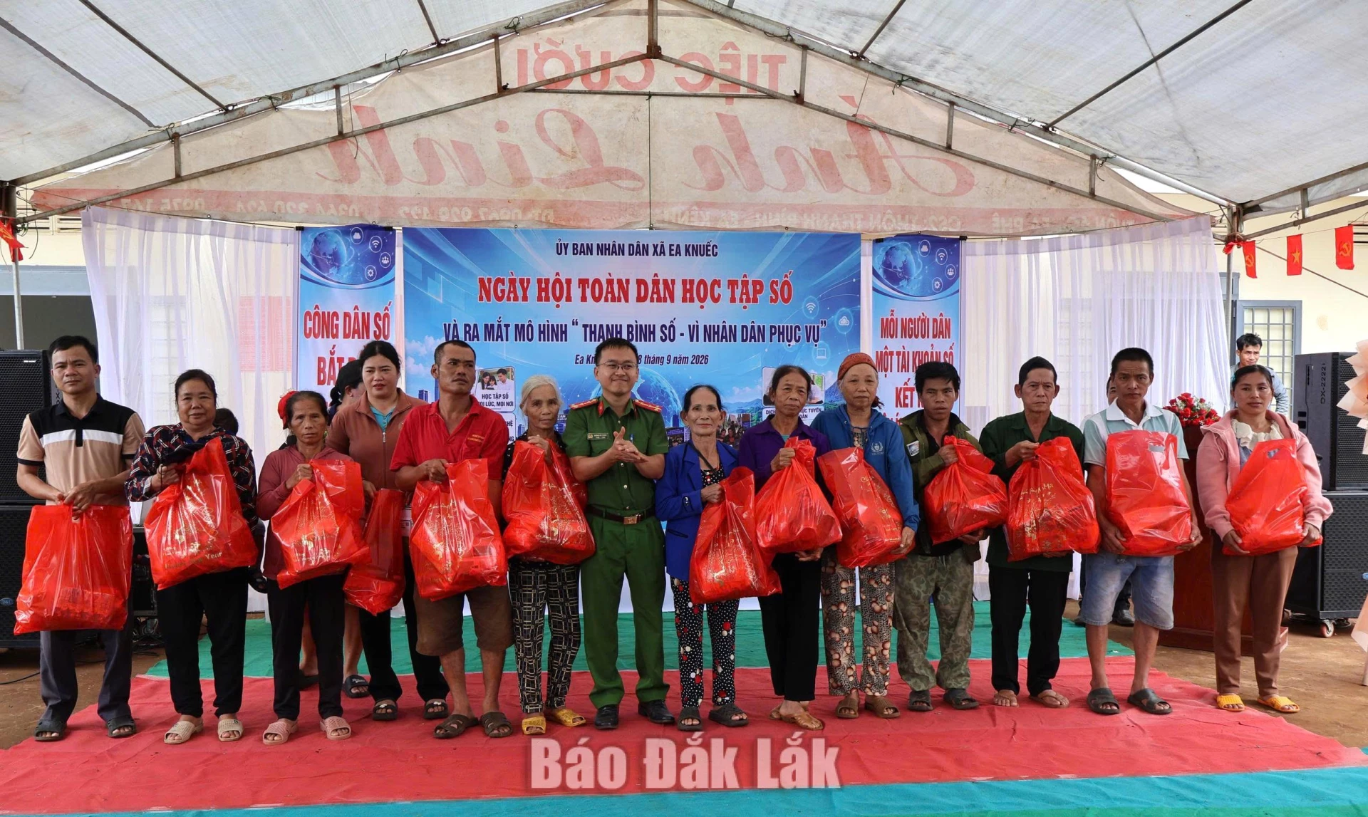 Công an xã Ea Knuếc cũng trao tặng nhiều phần quà ý nghĩa hỗ trợ các hộ nghèo, cận nghèo trên địa bàn thôn.