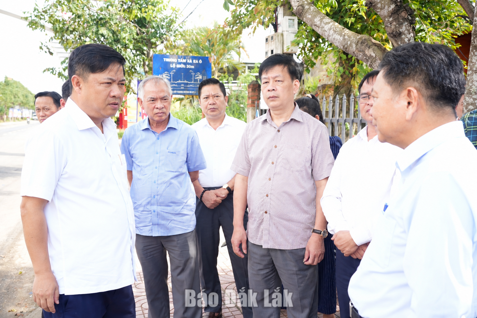 Đồng chí Lương Nguyễn Minh Triết và đoàn công tác đã kiểm tra thực tế tuyến ĐT 699 (Cư Ni - Ea Ô) và ĐH 07.9 (Cư Ni - Ea Pal).