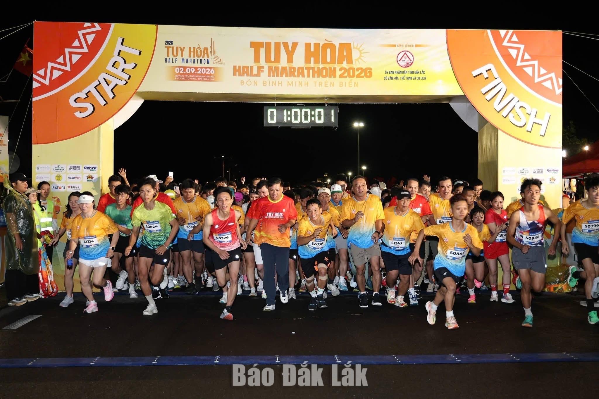 Lãnh đạo tỉnh và gần 3.000 vận động viên tham gia Giải chạy “Đón bình minh trên biển”