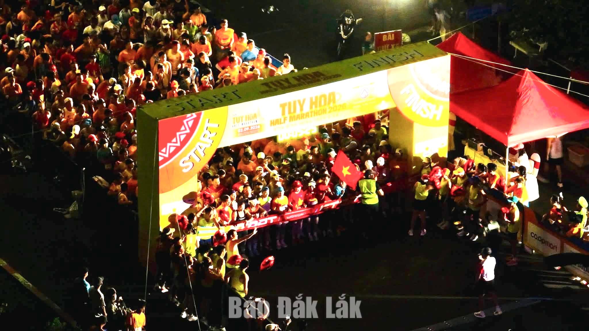 Hàng ngàn vận dộng viên tham gia giải chạy.