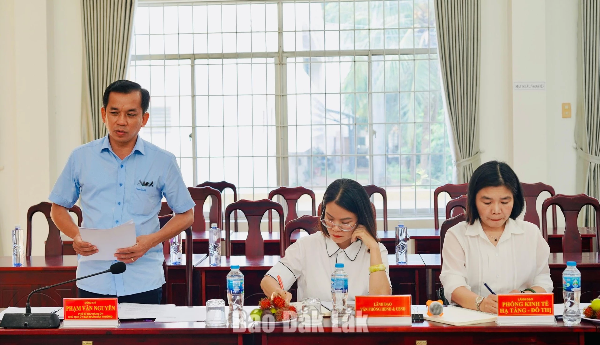 Chủ tịch UBND phường Sông Cầu Phạm Văn Nguyên thông tin một số nội dung đại biểu còn quan tâm tại buổi làm việc.
