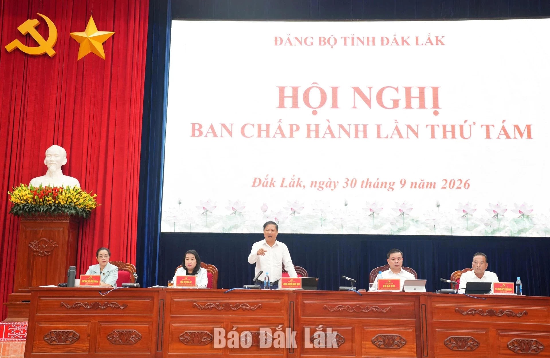 The Standing Board of the Dak Lak Provincial Party Committee presiding over the conference.