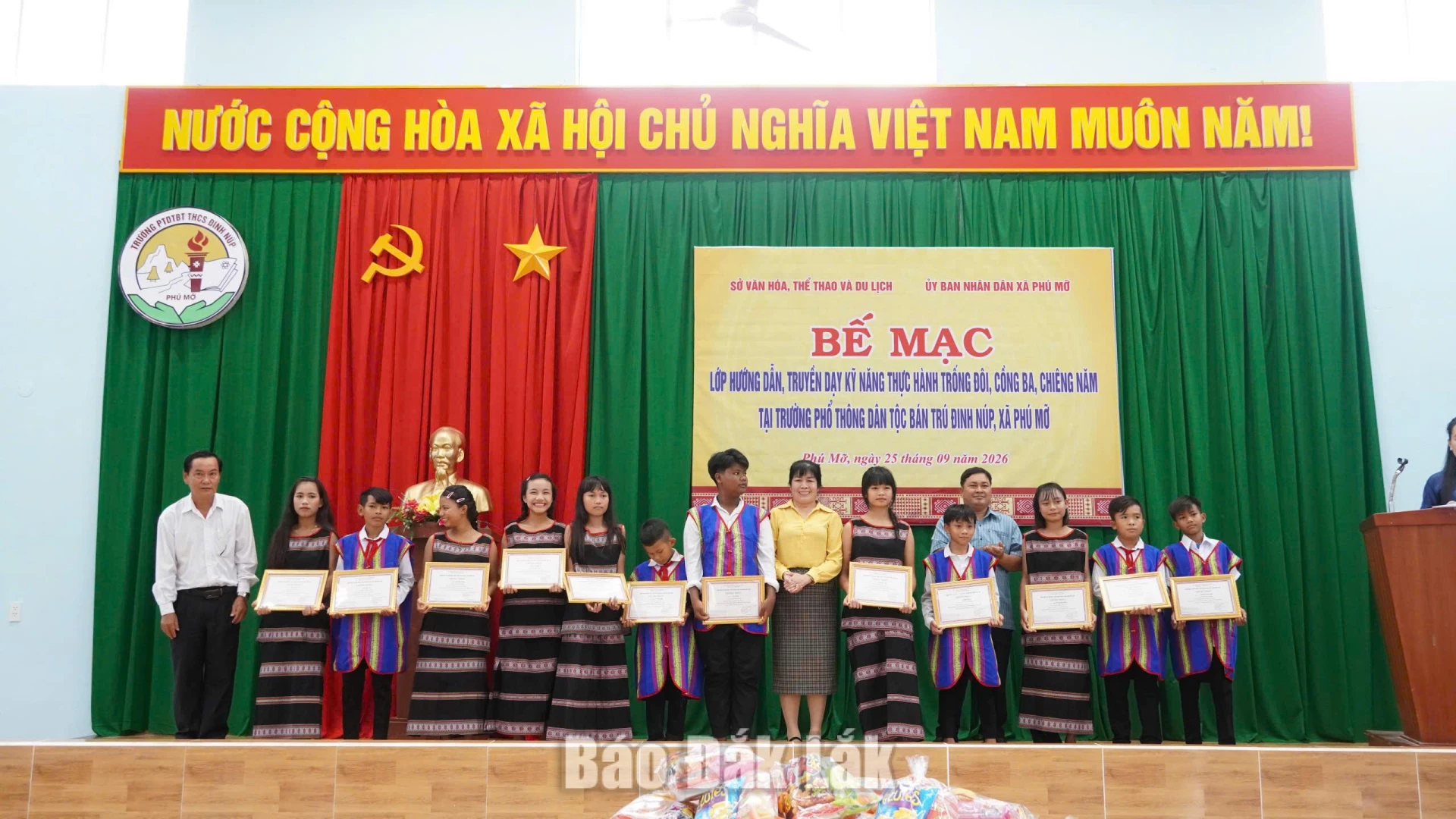 Các học viên nhận giấy chứng nhận