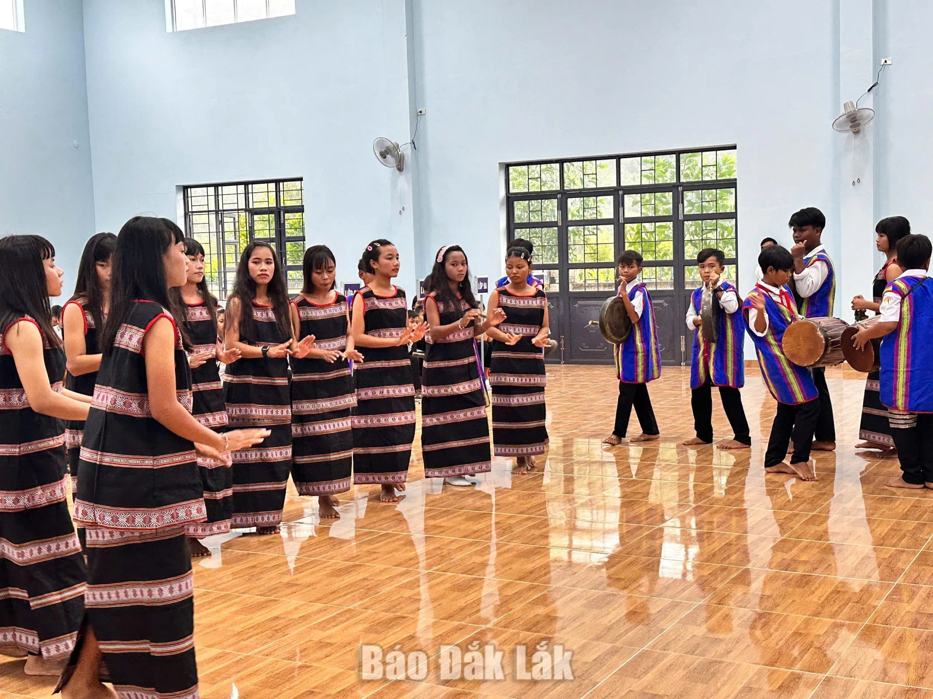 Các em học sinh trình diễn trống đôi, cồng ba, chiêng năm và múa xoan.