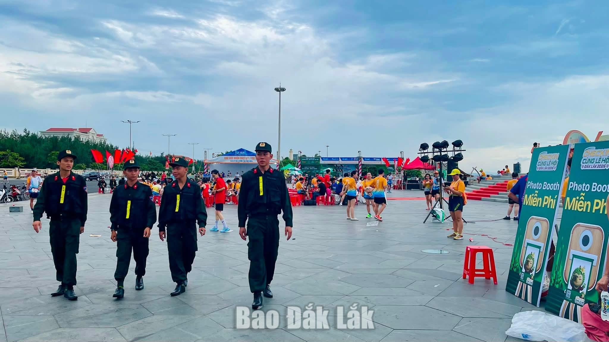 Công an phường Tuy Hòa tham gia bảo vệ an ninh trật tự tại Giải chạy Tuy Hòa - Đón bình minh trên biển. 