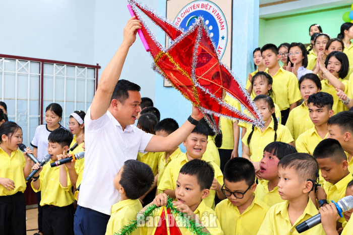 Chủ tịch UBND tỉnh Đỗ Hữu Huy tặng quà Trung thu trẻ khuyết tật