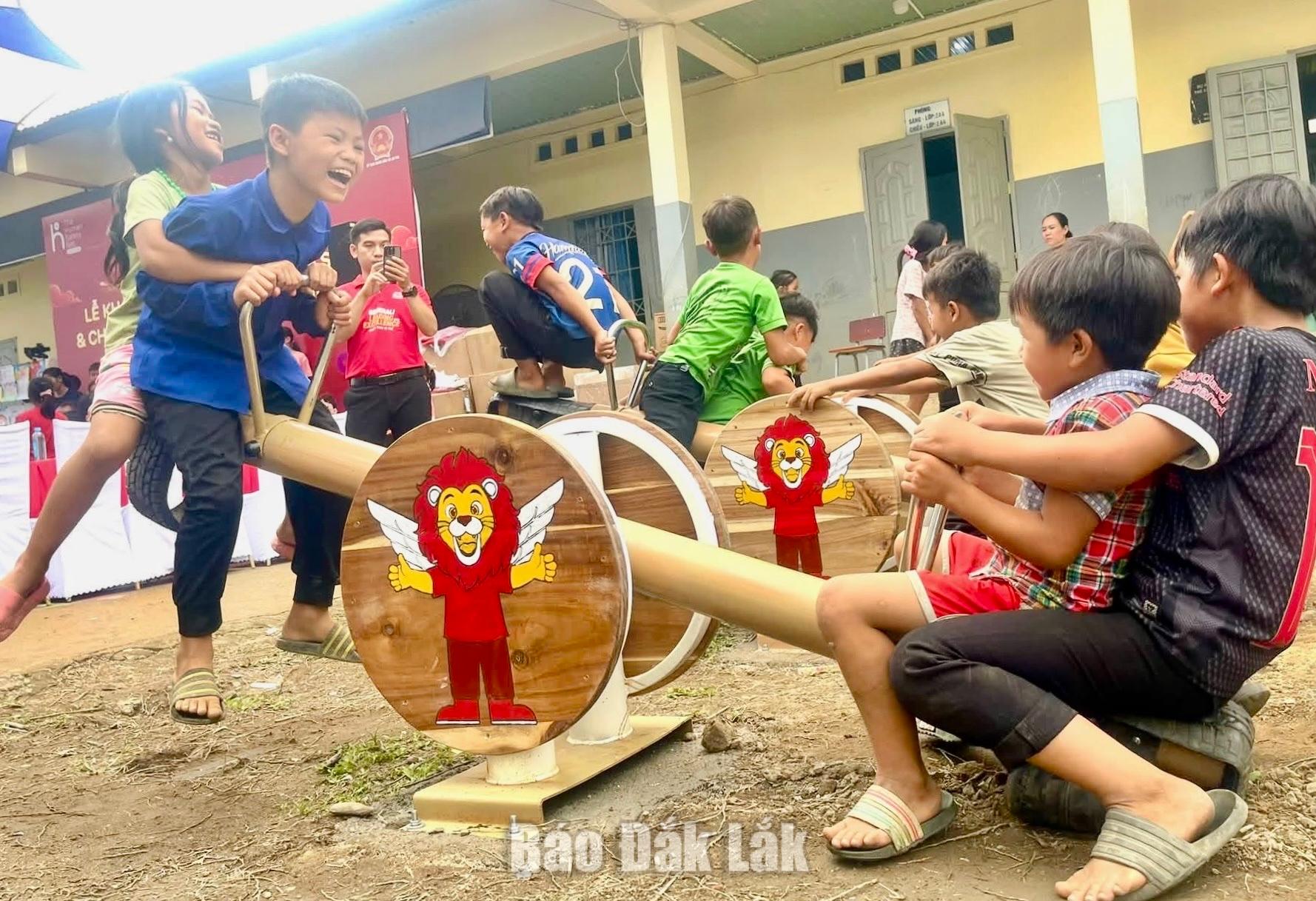 Trẻ em xã Cư Pui háo hức vui các trò chơi vừa được khánh thành tại điểm trường thôn Cư Tê.