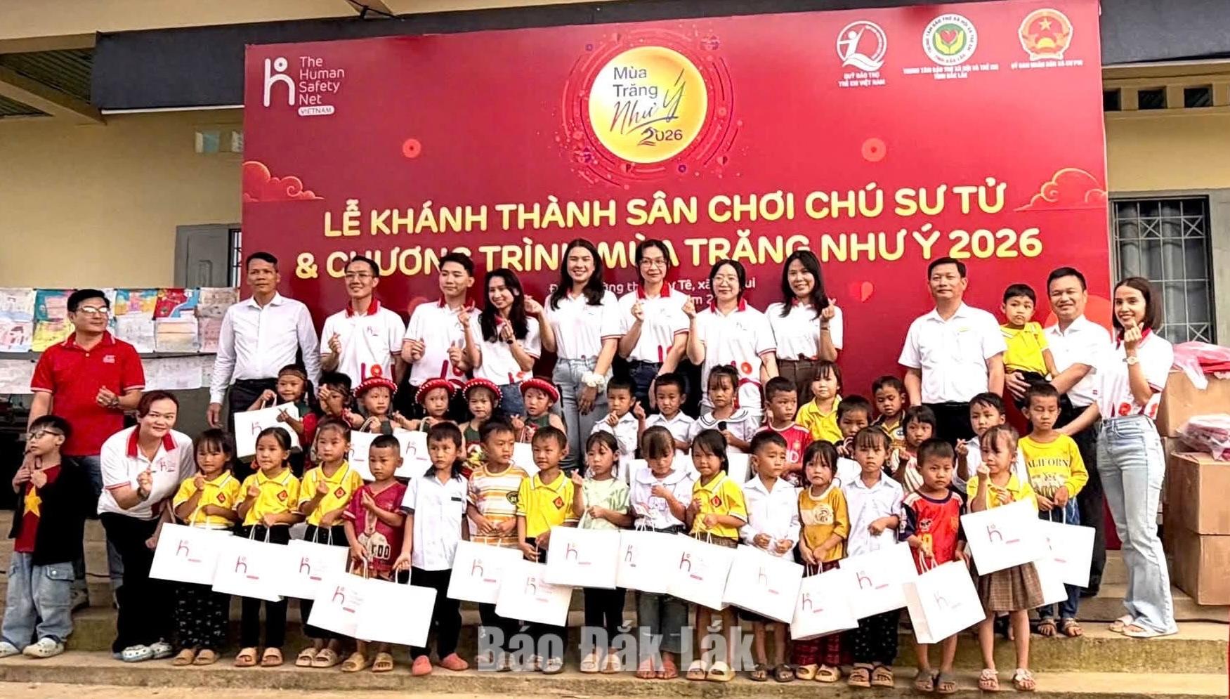 Các đơn vị tặng quà cho trẻ em xã Cư Pui.
