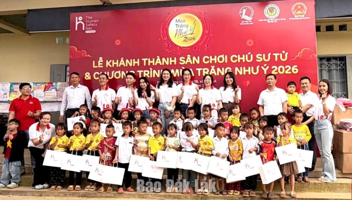 Khánh thành điểm vui chơi và tổ chức Trung thu cho trẻ em xã Cư Pui