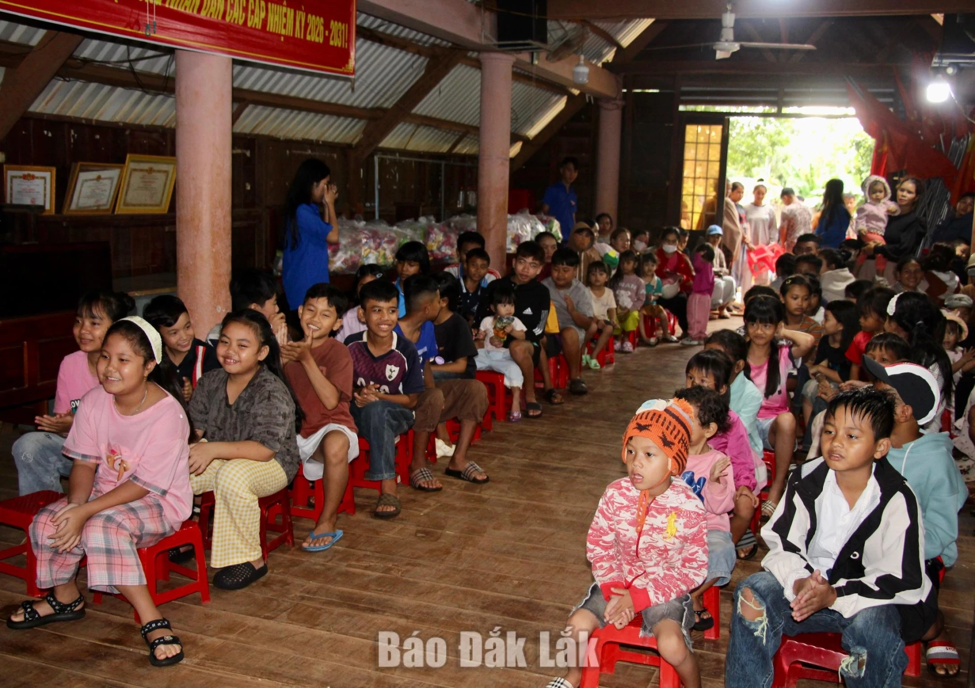 Các em thiếu nhi vui tươi tham gia chương trình “Vui Tết Trung thu”.