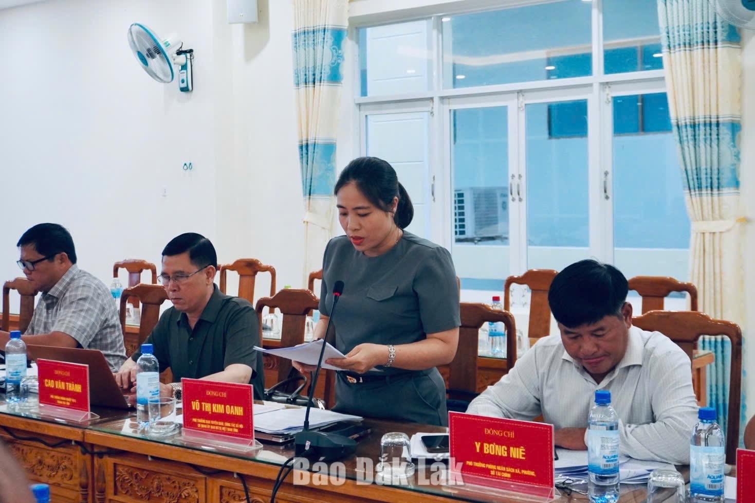 Các thành viên trong đoàn giám sát phát biểu tại buổi làm việc.