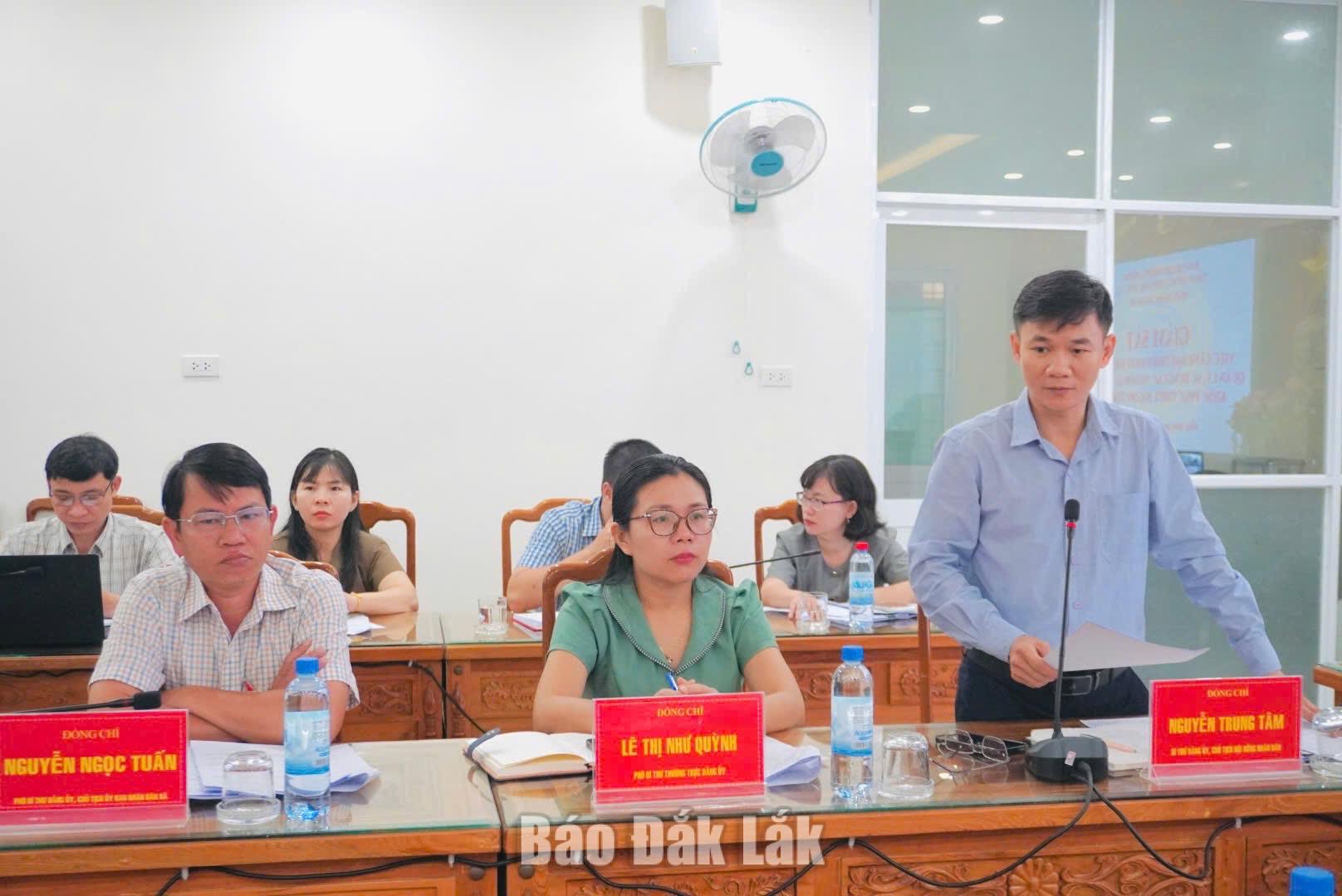 Đồng chí Nguyễn Trung Tâm, Bí thư Đảng ủy, Chủ tịch HĐND xã Đồng Xuân đề xuất những khó khăn ở địa phương với Đoàn giám sát.