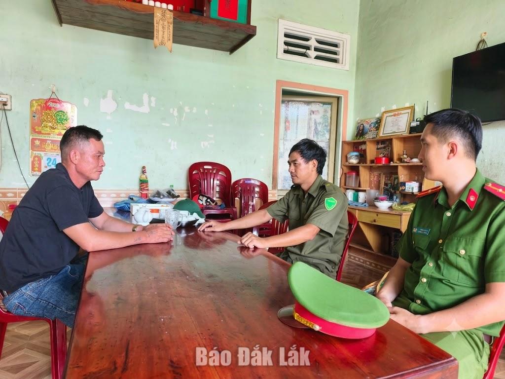 Cán bộ Công an xã Ea Wer trò chuyện, nắm bắt đời sống của anh Lục Văn Tiến.