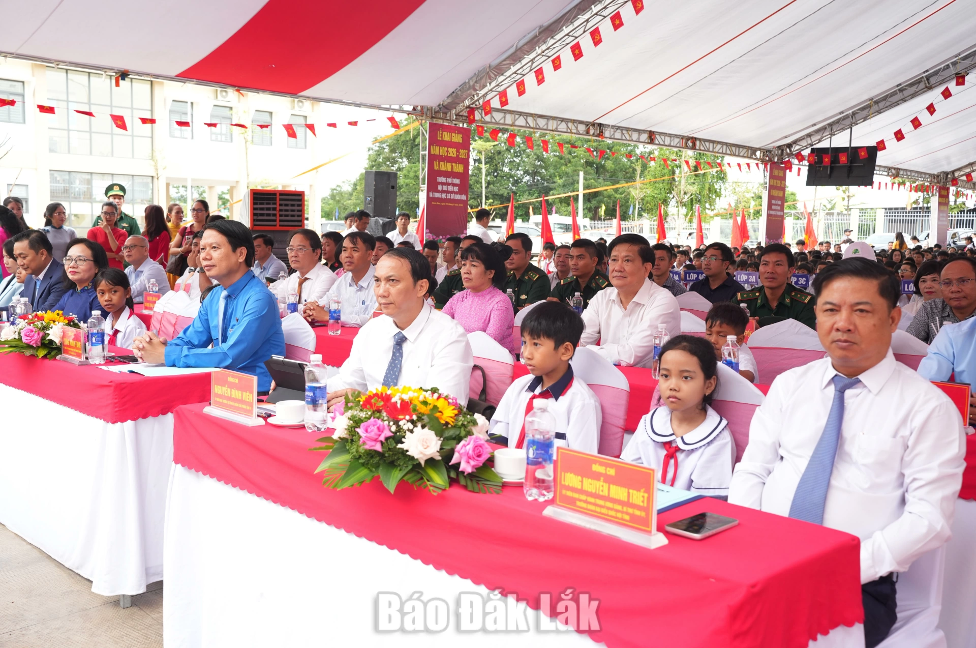 Các đồng chí: Lương Nguyễn Minh Triết, Ủy viên Trung ương Đảng, Bí thư Tỉnh ủy, Trưởng Đoàn ĐBQH tỉnh; Nguyễn Đình Viên, Ủy viên Ban Thường vụ Tỉnh ủy, Chánh Văn phòng Tỉnh ủy và các đại biểu dự lễ khai giảng.