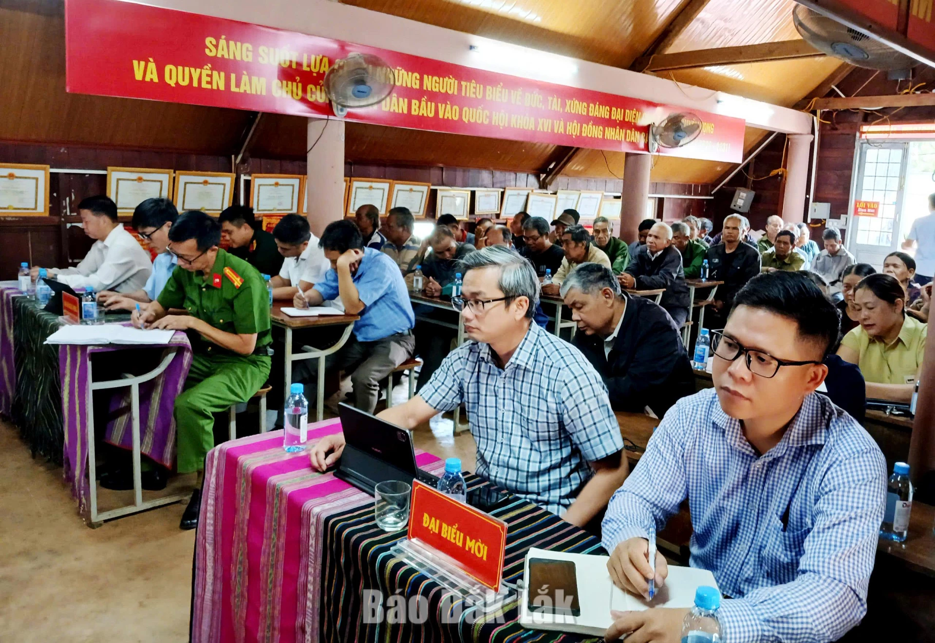 cán bộ phường Ea Kao và đông đảo người dân buôn Tơng Ju tham gia diễn đàn. 