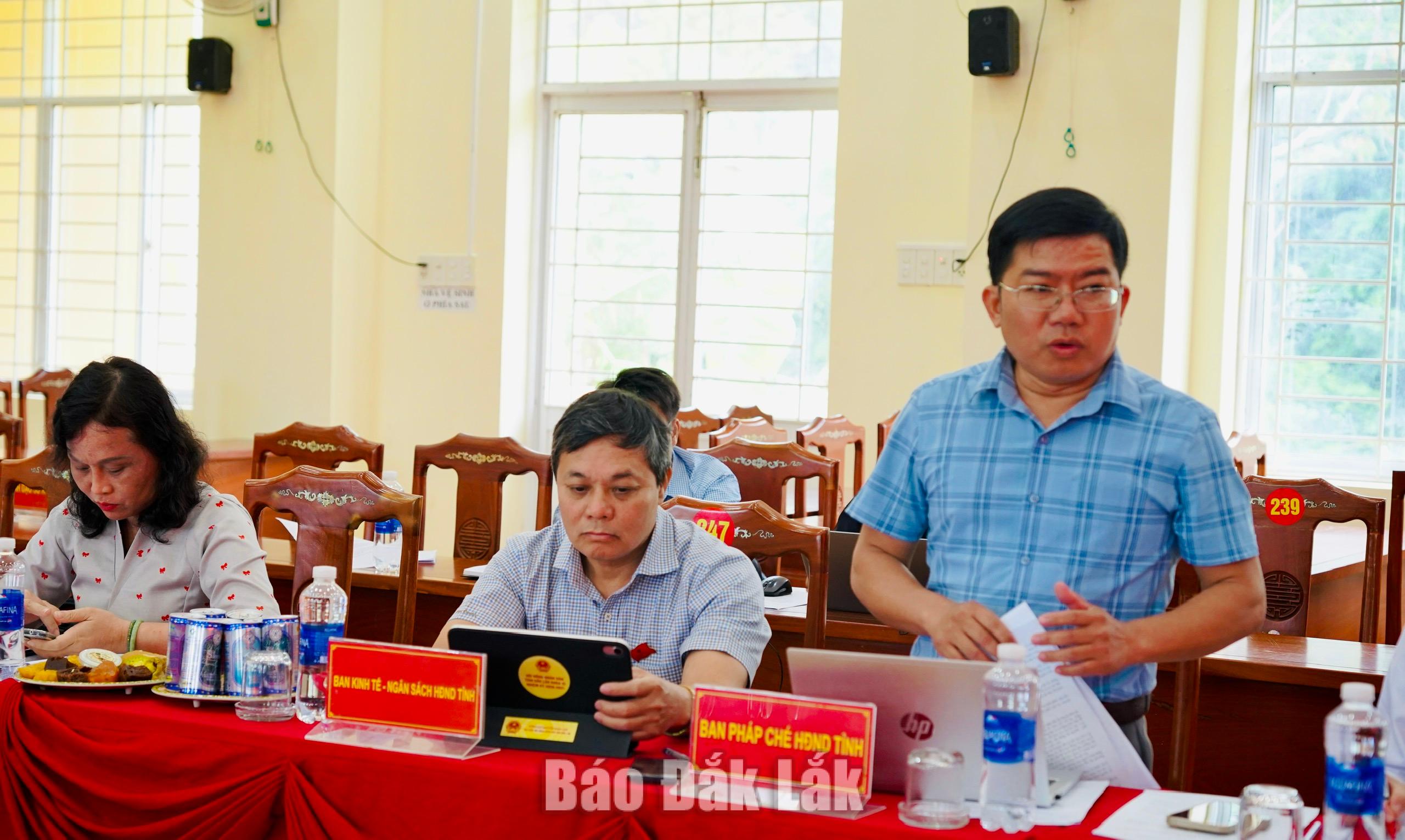 Thành viên đoàn khảo sát phát biểu ý kiến tại buổi làm việc.
