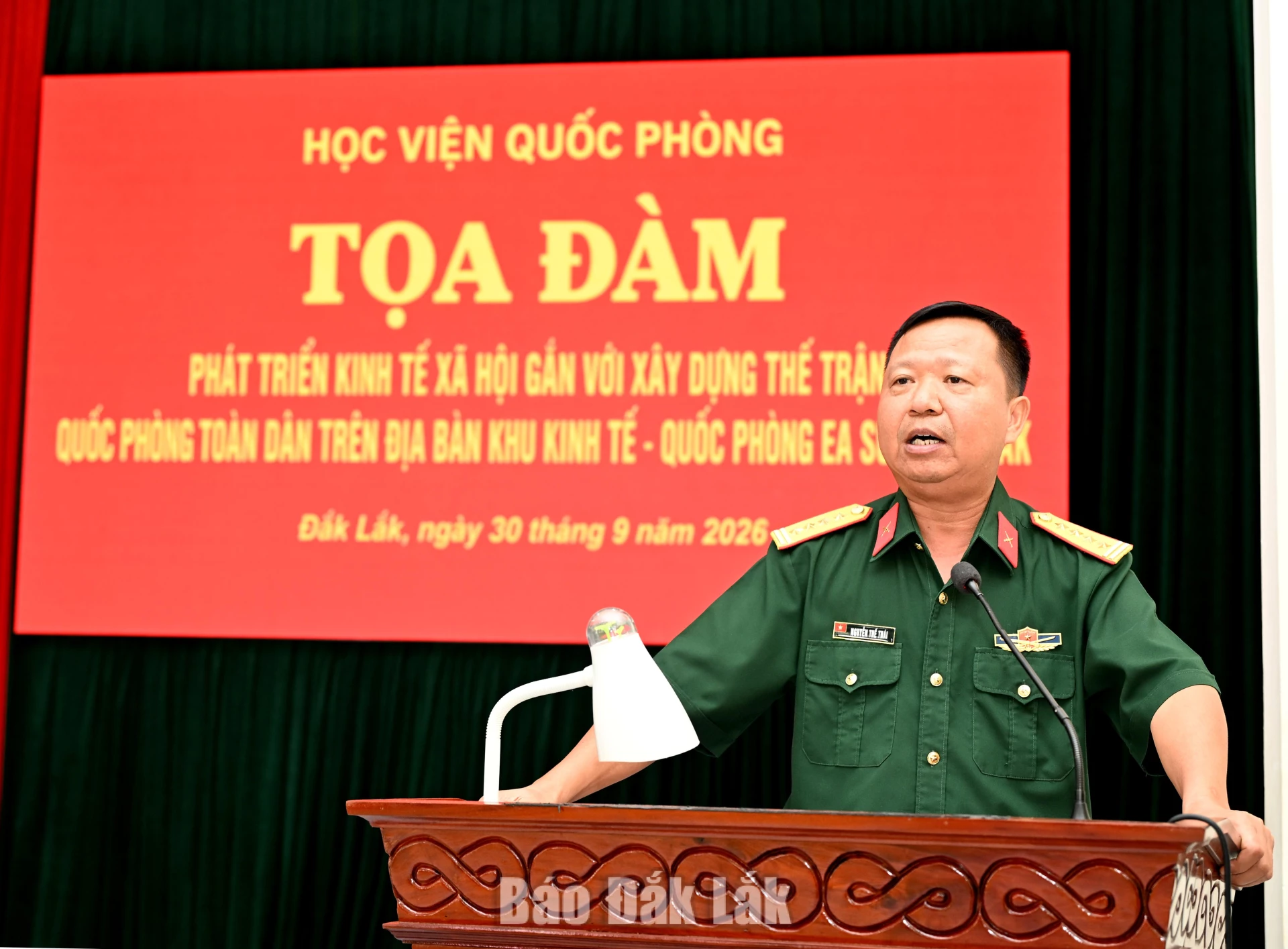 Đại tá Nguyễn Thế Thái Đoàn trưởng Đoàn Đoàn KTQP 737 báo cáo tại buổi tọa đàm.