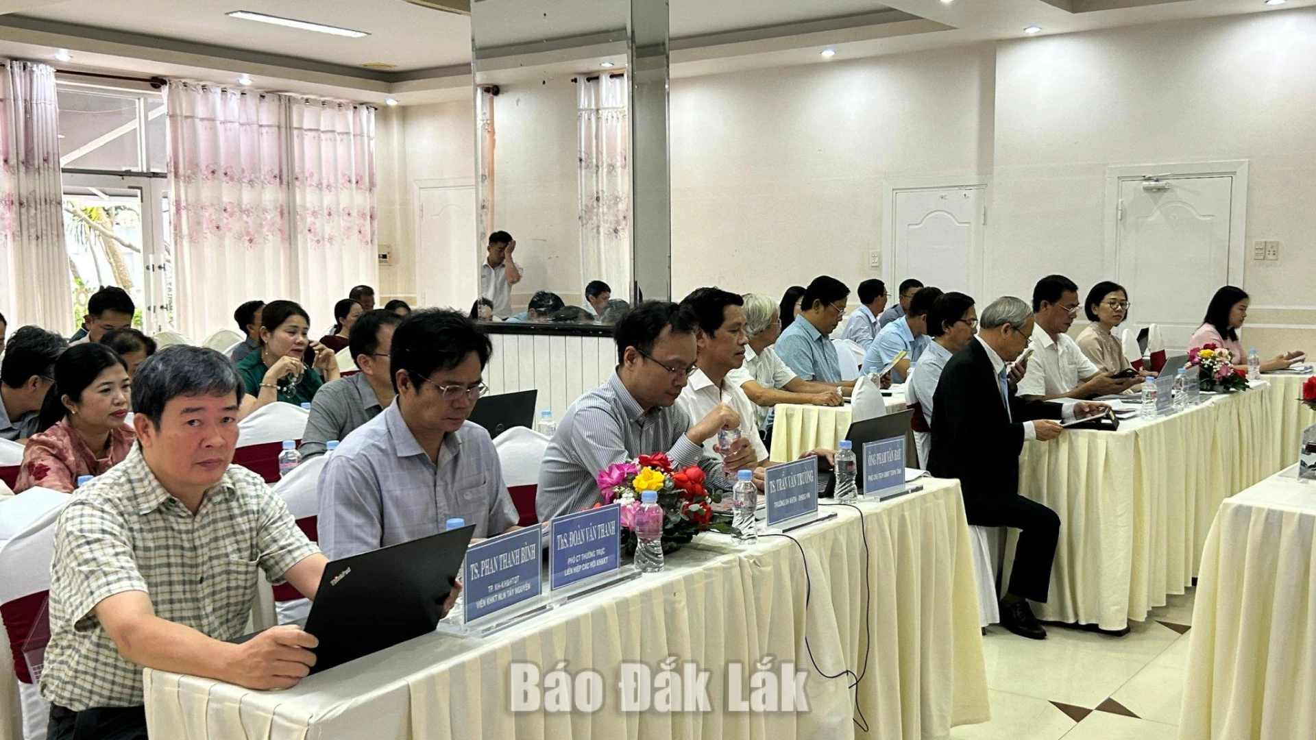 Các đại biểu tham gia hội thảo