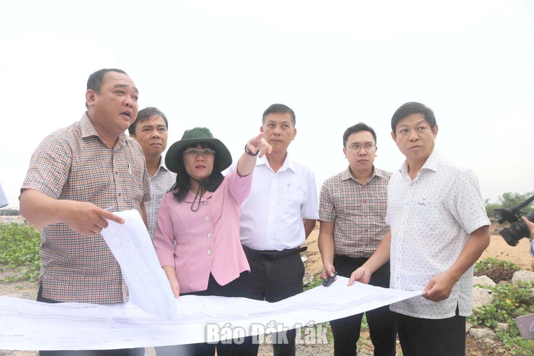 Ủy viên Ban Thường vụ Tỉnh ủy, Phó Chủ tịch Thường trực UBND tỉnh Hồ Thị Nguyên Thảo  kiểm tra tiến độ dự án Khu công viên trung tâm thuộc Khu đô thị mới Nam TP Tuy Hòa.