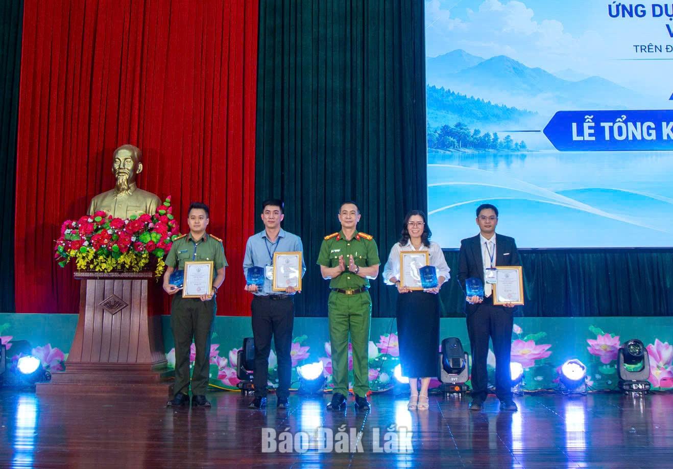 lãnh đạo Công an tỉnh trao giải cho các thi sinh.