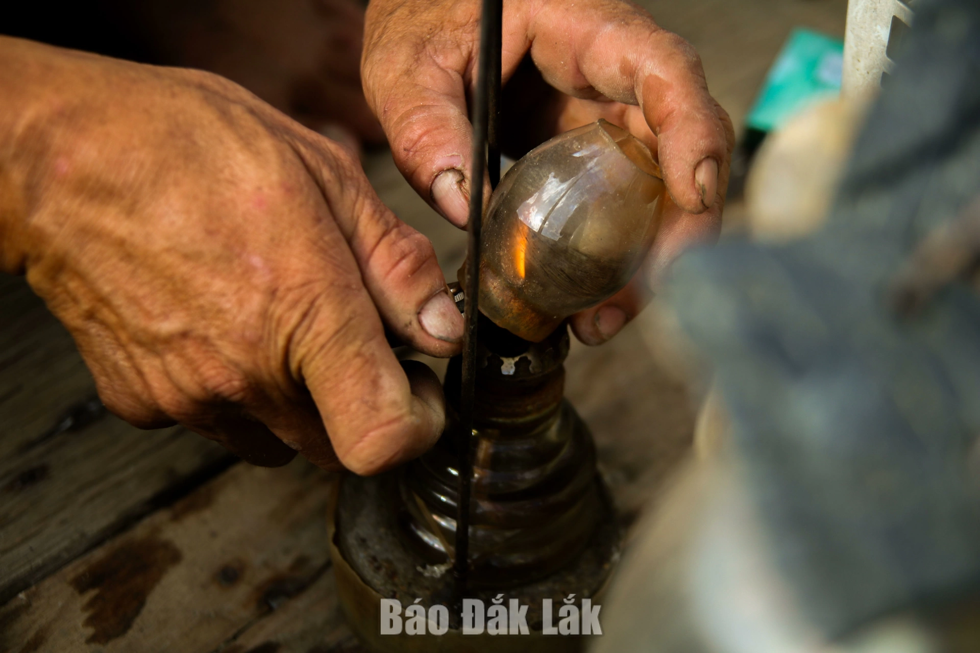 Đèn dầu là một trong những dụng cụ giúp người dân đánh bắt cá.