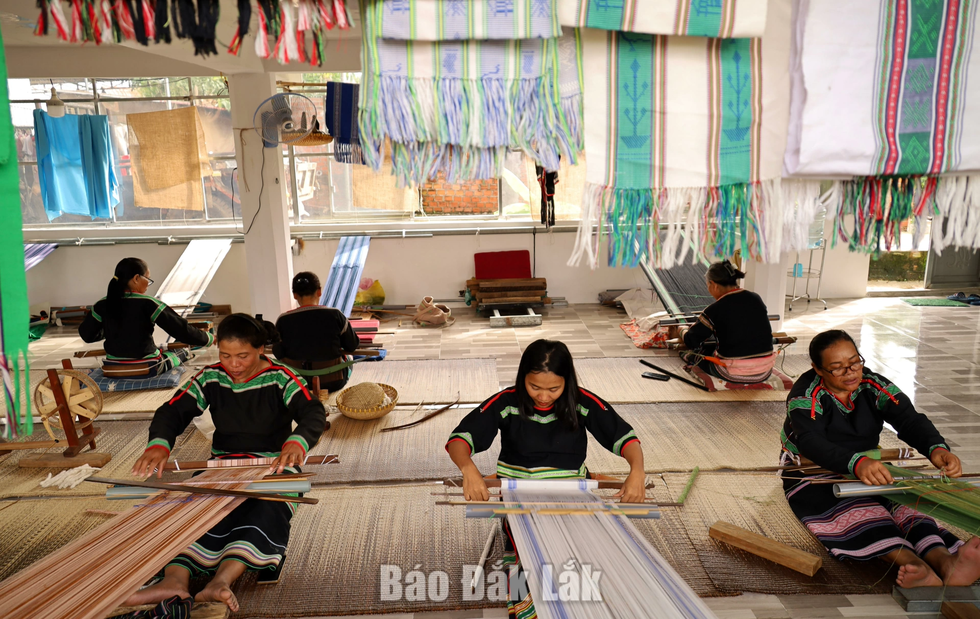 Màu sắc trên thổ cẩm truyền thống của người Êđê, Mnông được sáng tạo từ các loại củ, cành, lá cây rừng.