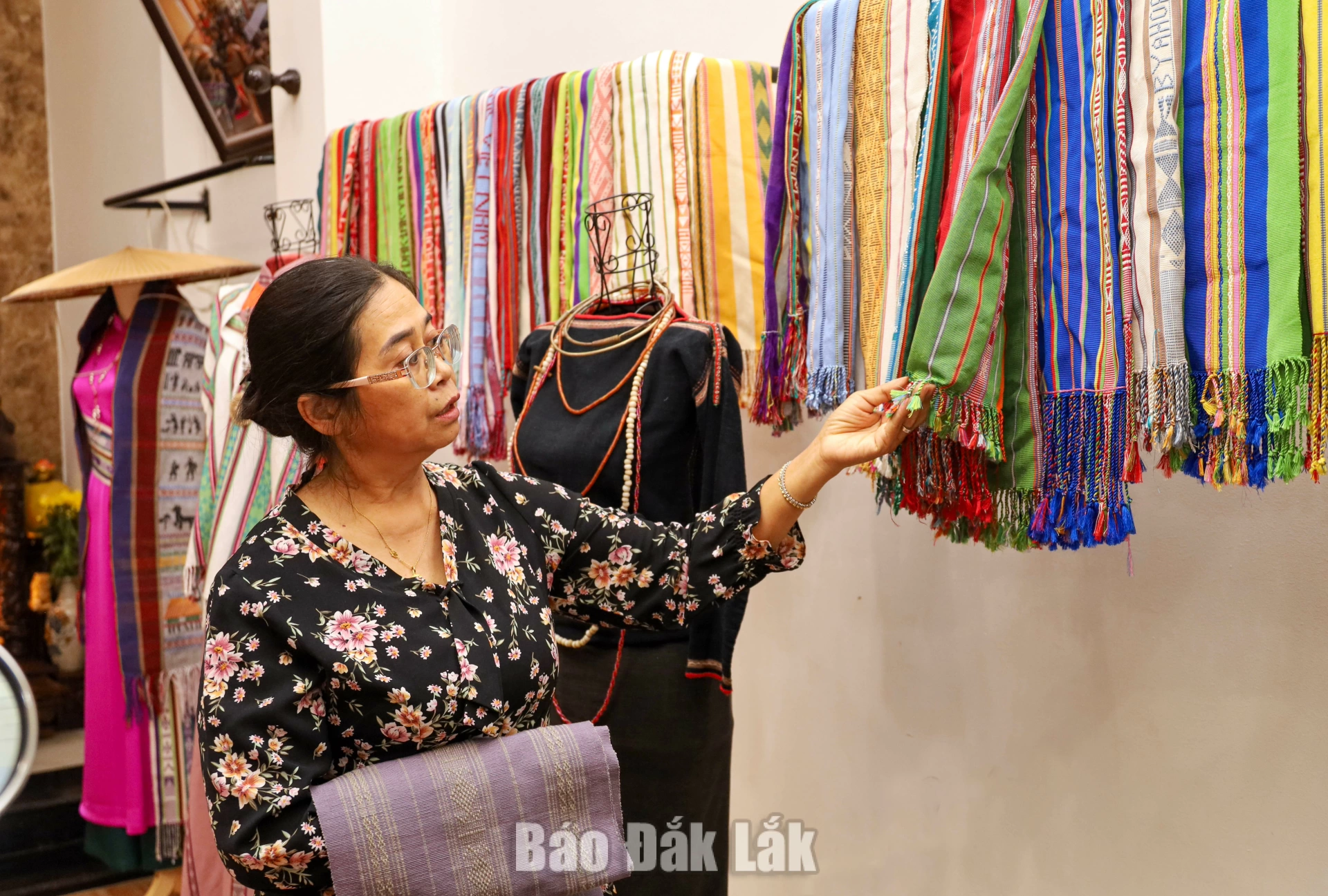 Việc sử dụng sợi và màu nhuộm tự nhiên vừa góp phần gìn giữ kỹ thuật dệt truyền thống, vừa tạo thêm giá trị cho sản phẩm, phù hợp xu hướng sử dụng sản phẩm thân thiện với môi trường.