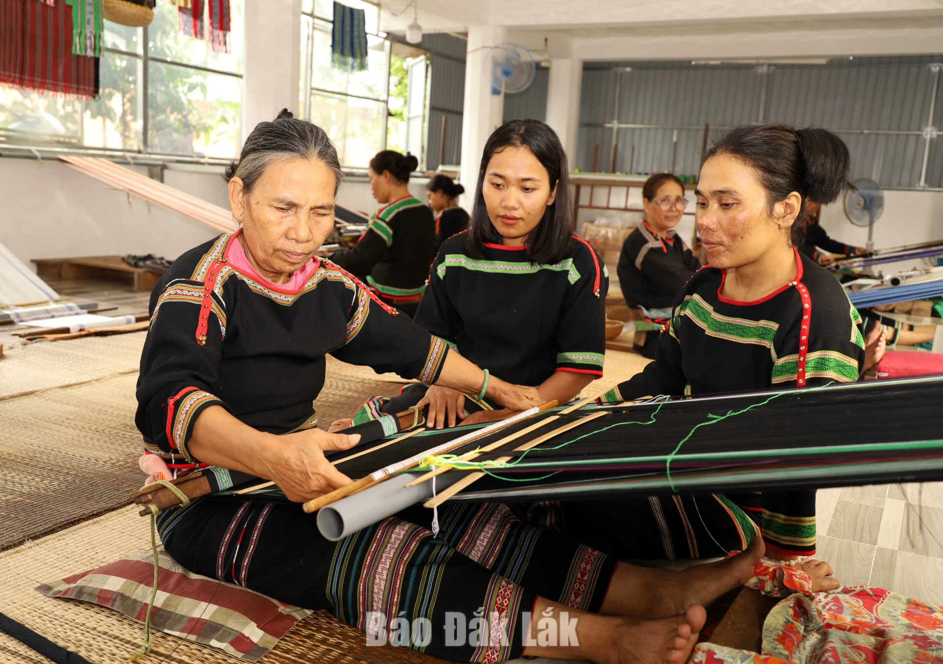 Với phụ nữ Êđê, M’nông, nghề dệt thổ cẩm được gìn giữ, trao truyền từ đời này sang đời khác. Những hoa văn tinh xảo trên thổ cẩm được các nghệ nhân dệt nên từ nguồn nguyên liệu tự nhiên như: bông, dứa, tơ tằm, tre, cà phê tái chế...