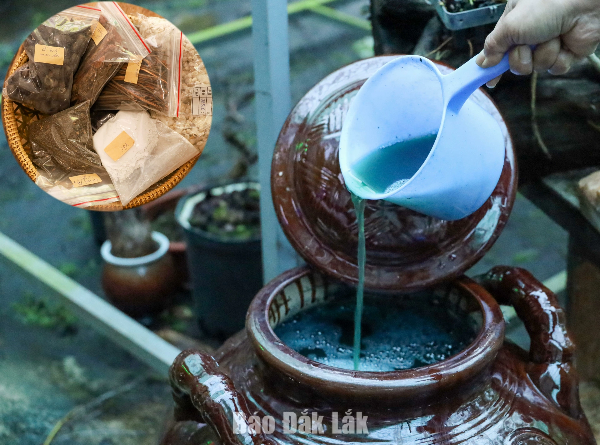Để tạo màu, nghệ nhân dùng những nguyên liệu thiên nhiên như củ nghệ, củ nâu, cà phê, vỏ và lá cây... Tùy từng nguyên liệu và tỷ lệ phối trộn, các gam màu được tạo ra với sắc độ khác nhau, mang vẻ đẹp mộc mạc và hài hòa.