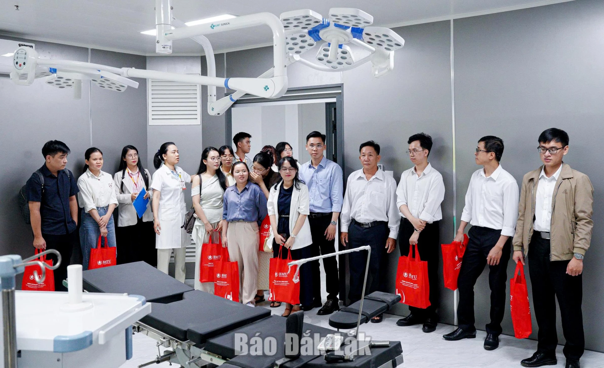 Các ứng viên tham quan và trải nghiệm mô hình Trường – Bệnh viện – Viện trong ngày “Trải thảm đỏ”. 