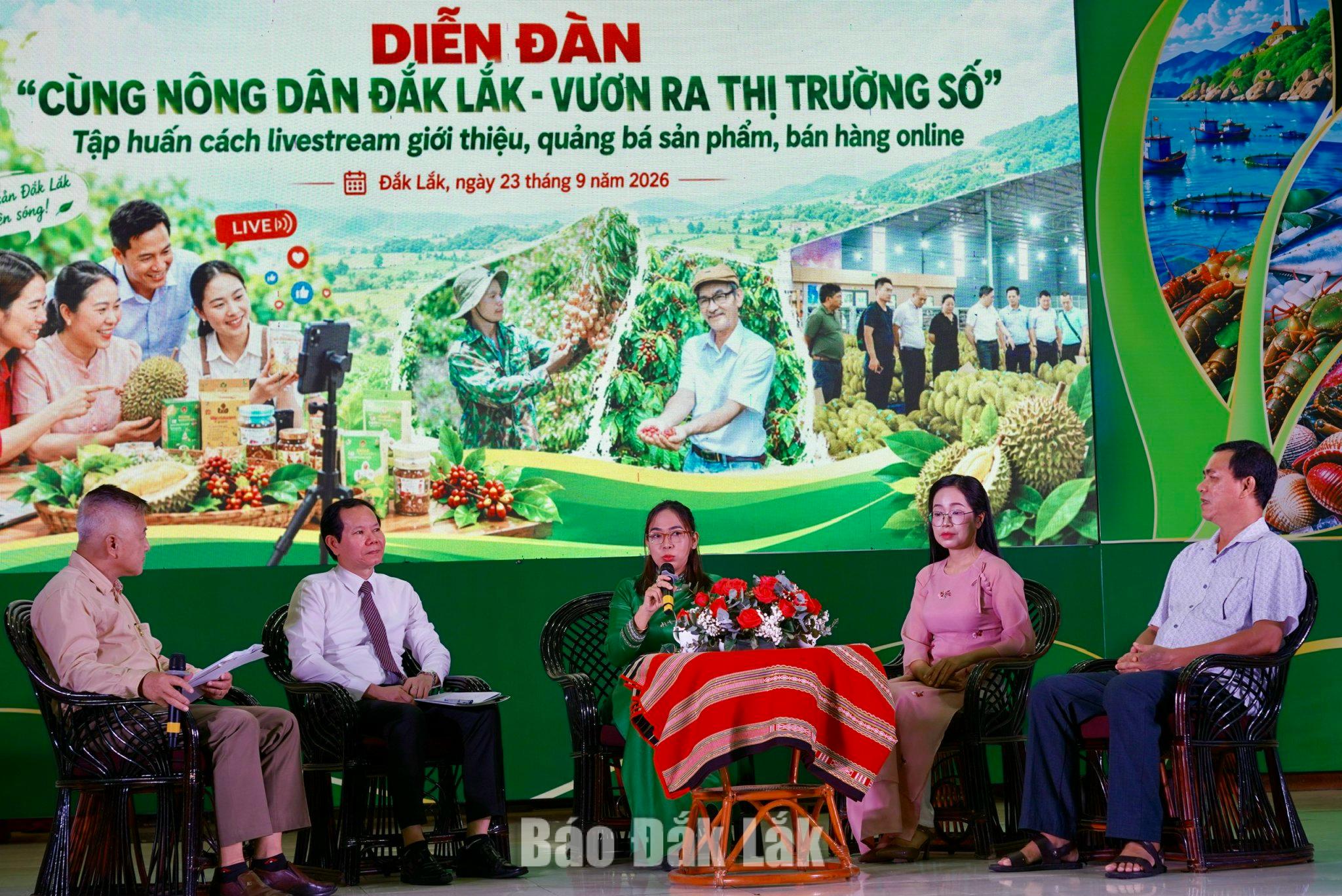 Các diễn giả tham gia diễn đàn.