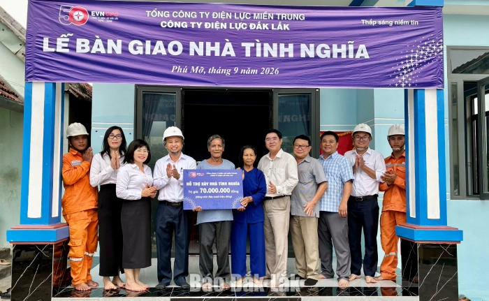 Công ty Điện lực Đắk Lắk trao tặng 4 nhà tình nghĩa