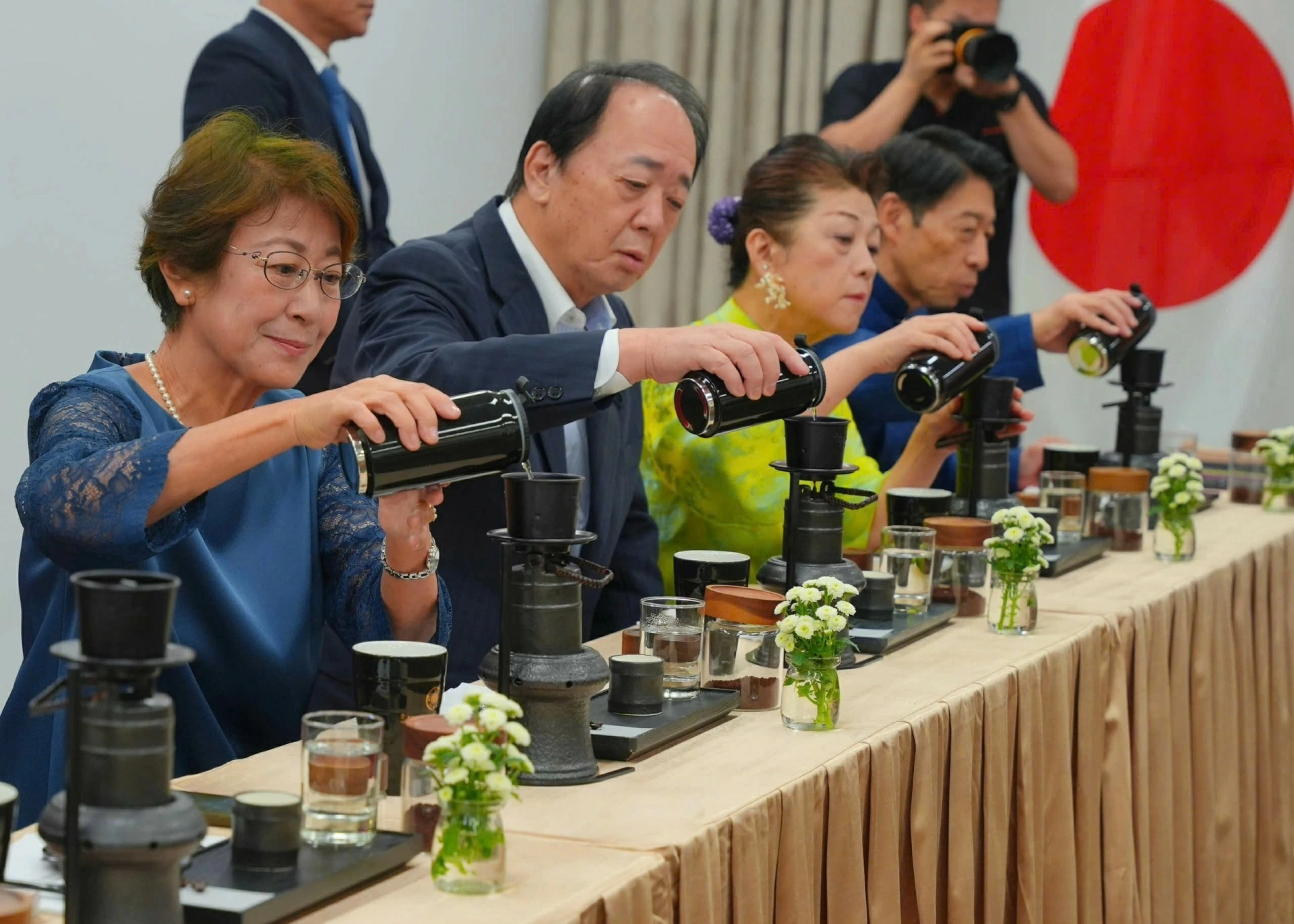 The Coffee Meditation session led by representatives of Trung Nguyen Legend Group.