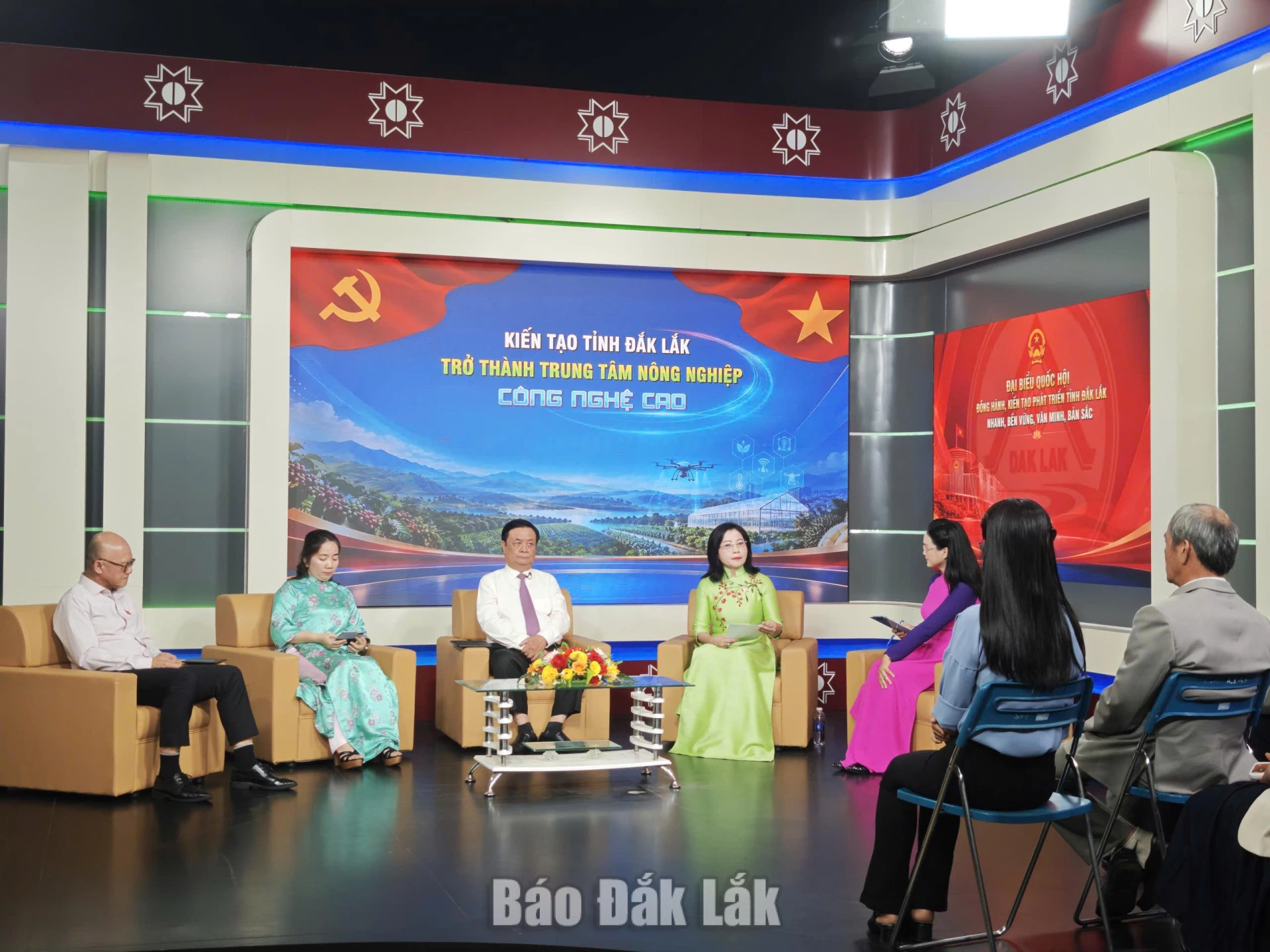 Delegates attending the forum titled “National Assembly deputies accompanying while creating conditions for the rapid, sustainable, civilised and identity-rich development of Dak Lak Province”, under the theme “Creating conditions for Dak Lak to become a high-tech agricultural centre”.