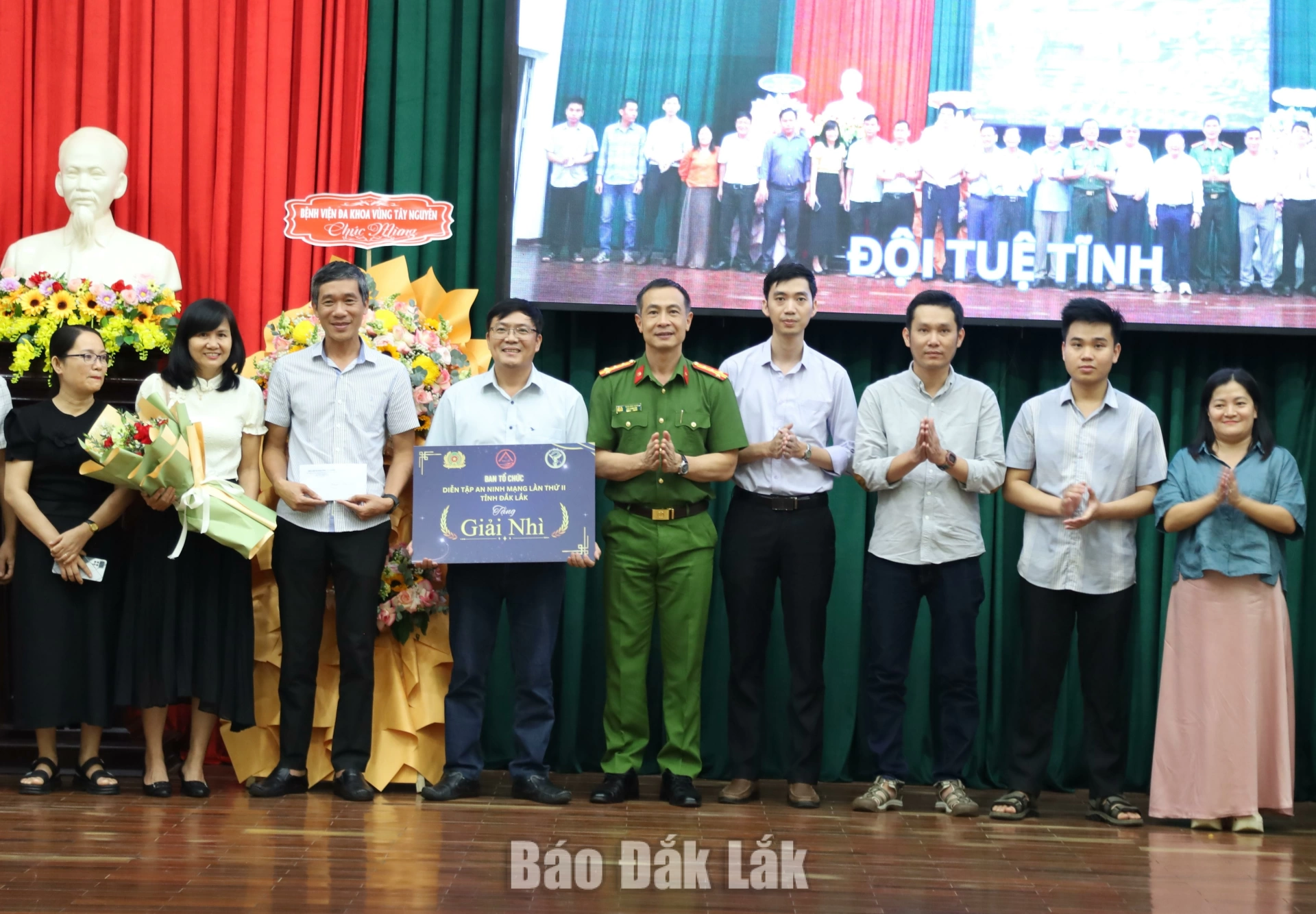 Đại tá Trần Bình Hưng, Phó Giám đốc Công an tỉnh tặng hoa chúc mừng đội đoạt giải Nhì.