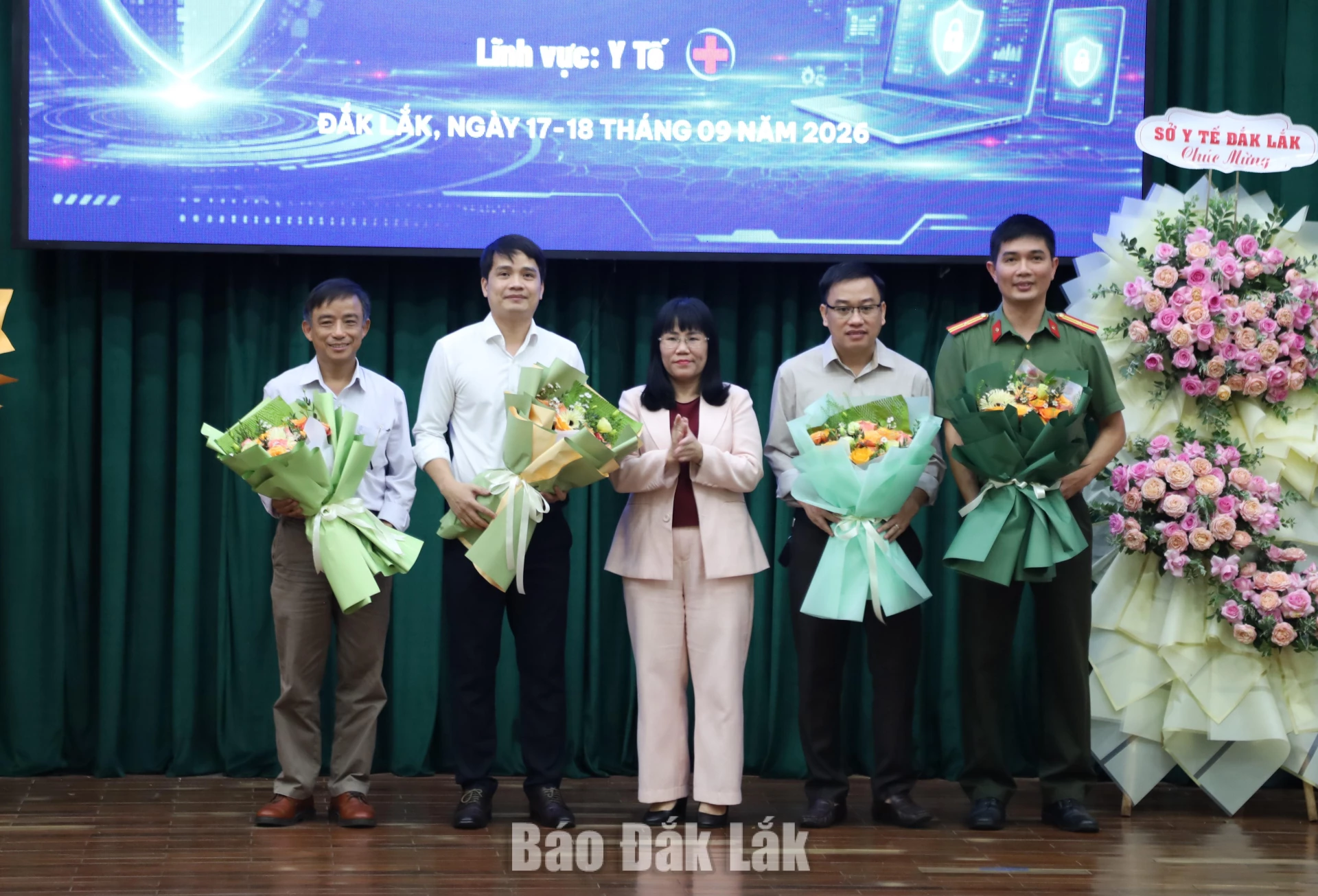 đồng chí Hồ Thị Nguyên Thảo Ủy viên Ban Thường vụ Tỉnh ủy, Phó Chủ tịch Thường trực UBND tỉnh tặng hoa chúc mừng các đơn vị tổ chức diễn tập thực chiến.