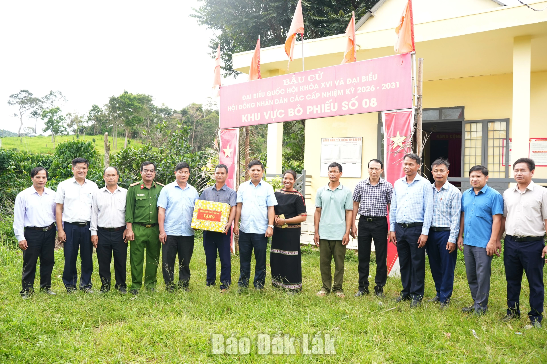 Bí thư Tỉnh ủy Lương Nguyễn Minh Triết và đoàn công tác tặng quà cho Buôn Lách Ló.