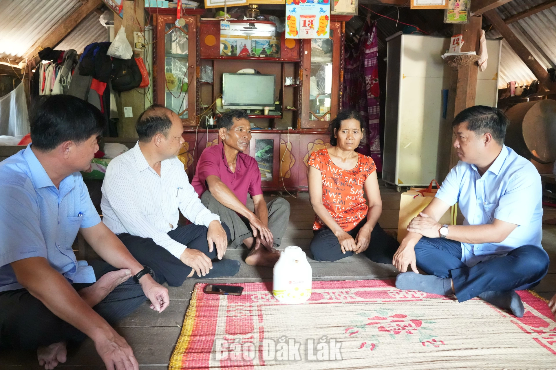 Bí thư Tỉnh ủy Lương Nguyễn Minh Triết, Phó Chủ tịch UBND tỉnh Nguyễn Thiên Văn cùng lãnh đạo xã Nam Ka thăm, tặng quà cho gia đình ông Krông Bdap thuộc diện gia đình chính sách buôn Lách Ló.