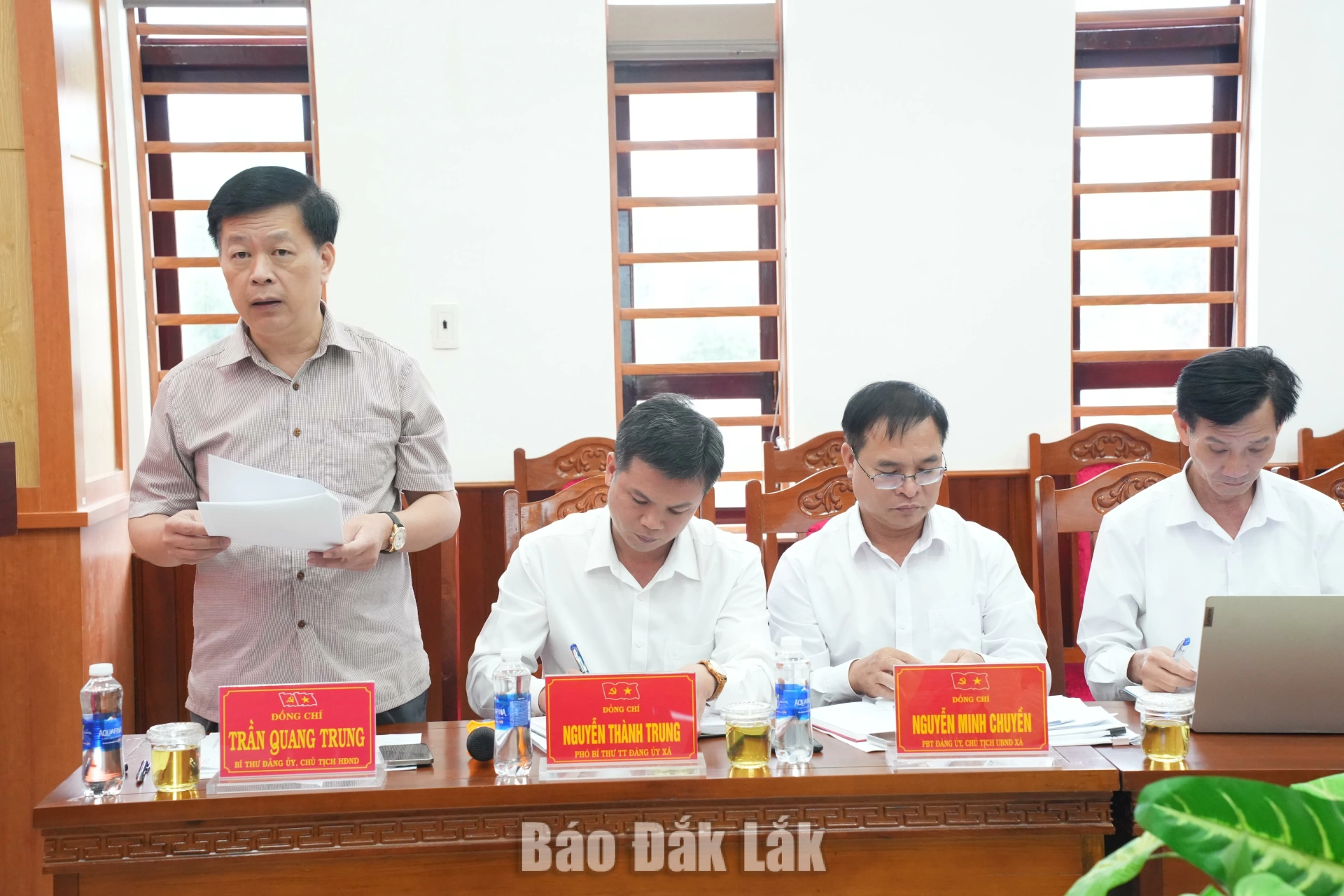 Đồng chí Trần Quang Trung, Bí thư Đảng ủy, Chủ tịch HĐND xã Ea Kar báo cáo tại buổi làm việc.