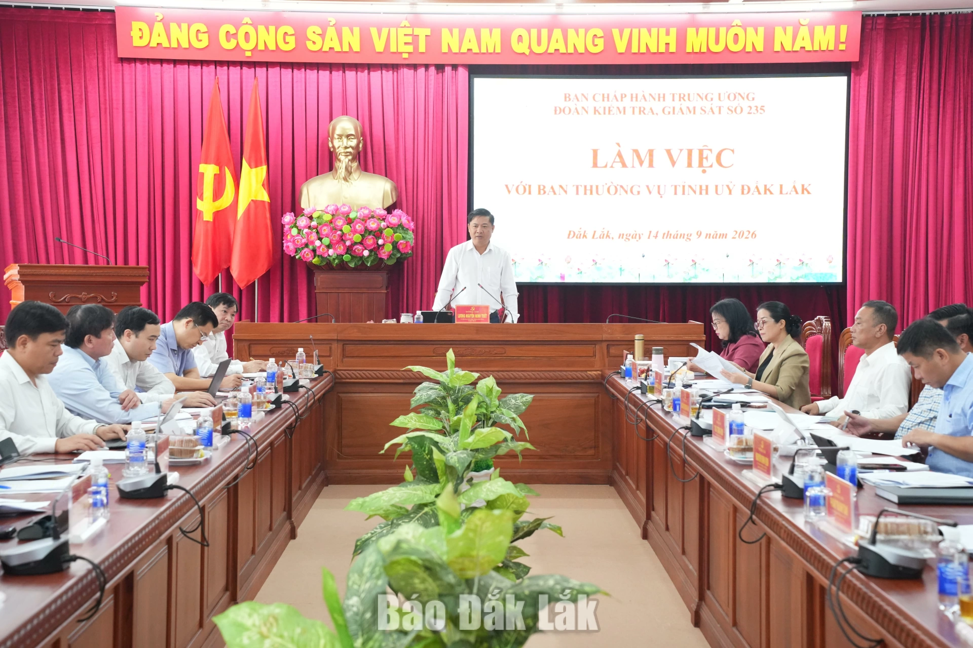 Quang cảnh buổi làm việc.