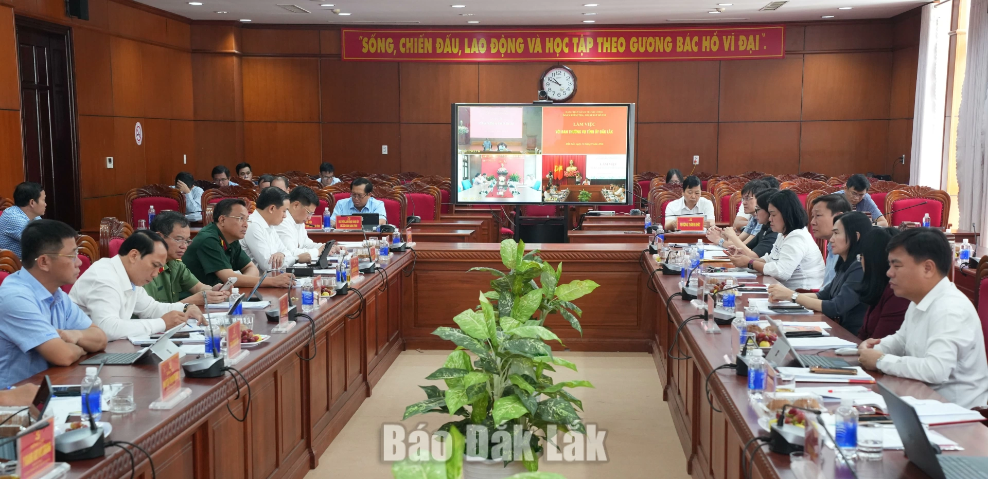 Buổi làm việc được tổ chức theo hình thức trực tiếp kết hợp trực tuyến đến điểm cầu Ban Chính sách, Chiến lược Trung ương và điểm cầu Tỉnh ủy Đắk Lắk cơ sở 2.