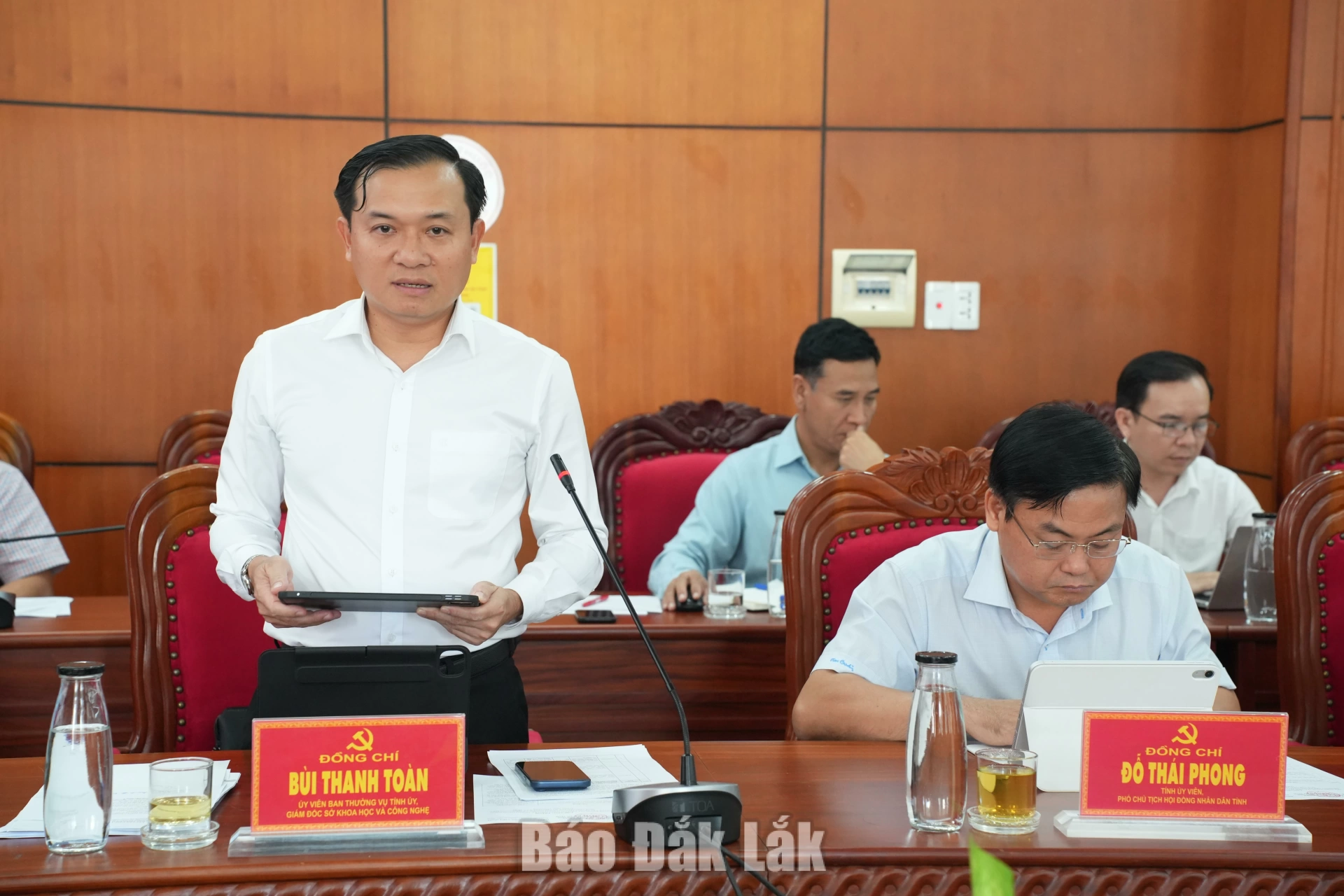 Đồng chí Bùi Thanh Toàn, Ủy viên Ban Thường vụ Tỉnh ủy, Giám đốc Sở Khoa học và Công nghệ phát biểu tại hội nghị.