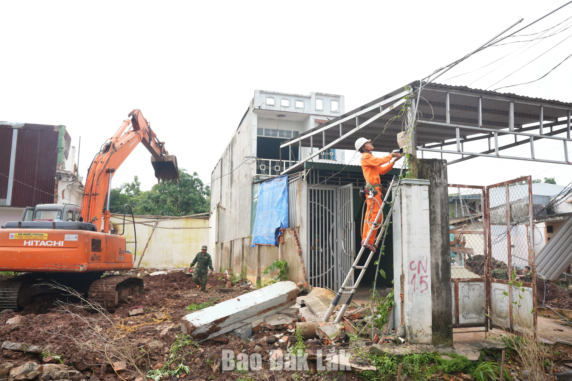 Các lực lượng chức năng tiến hành tháo dỡ, di chuyển tài sản không thuộc diện cưỡng chế ra khỏi khu vực.