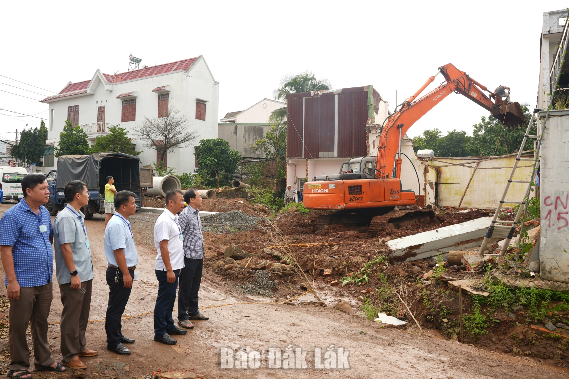 Lãnh đạo UBND phường Tân Lập trực tiếp có mặt tại hiện trường chỉ đạo công tác cưỡng chế.