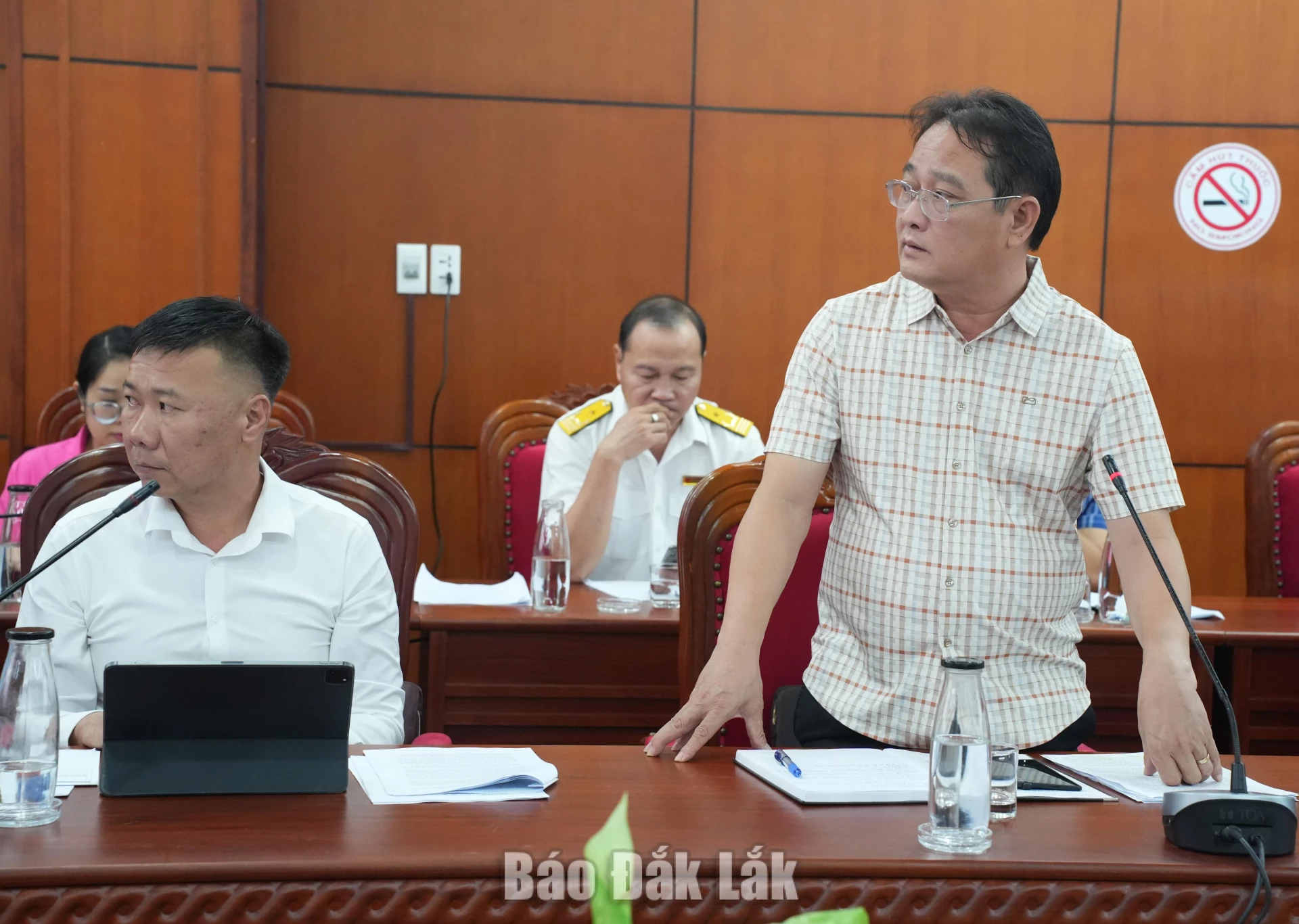 Giám đốc Ban Quản lý dự án đầu tư xây dựng công trình dân dụng và công nghiệp tỉnh Đắk Lắk Nguyễn Quốc Đồng phát biểu tại cuộc họp.