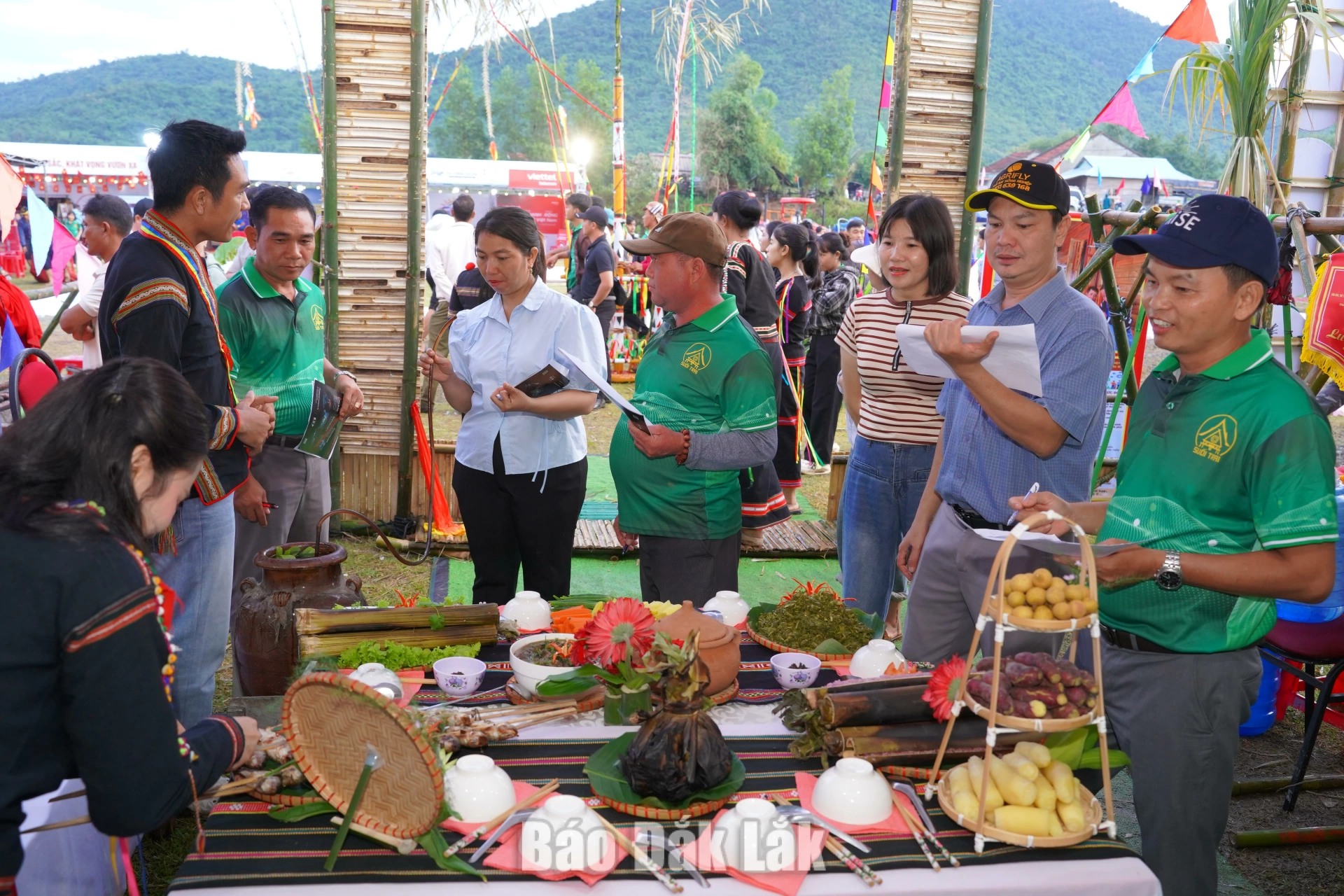 Các hoạt động văn hóa ẩm thực thu hút sự quan tâm của nhiều người tham gia.