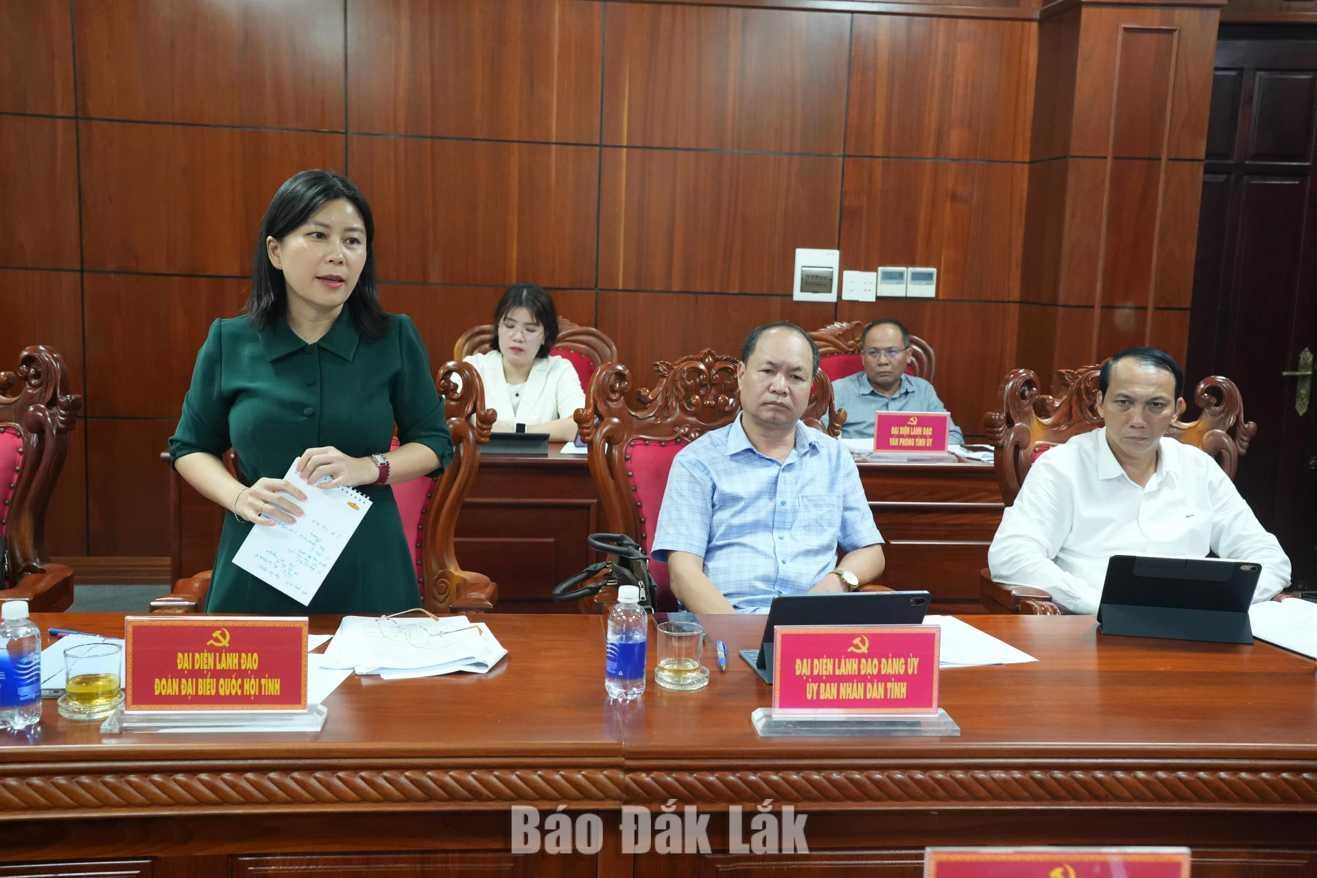 Phó Trưởng Đoàn ĐBQH tỉnh Lê Đào An Xuân phát biểu tại cuộc họp.