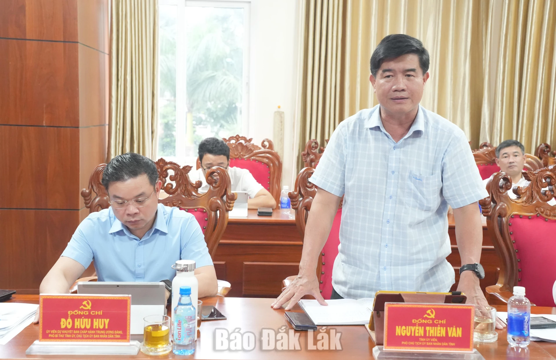 Phó Chủ tịch UBND tỉnh Nguyễn Thiên Văn phát biểu tại cuộc họp.