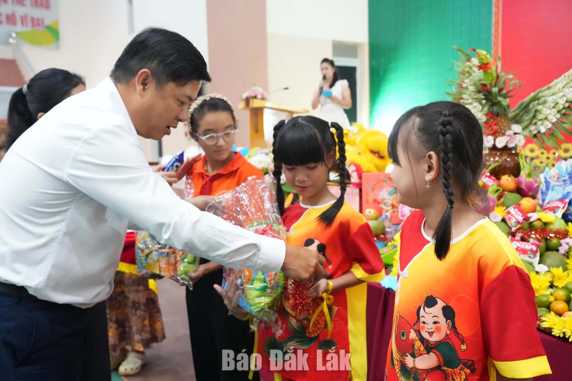 Đồng chí Lương Nguyễn Minh Triết, Ủy viên Trung ương Đảng, Bí thư Tỉnh ủy, Trưởng Đoàn ĐBQH tỉnh tặng quà Trung thu cho các em học sinh Trung tâm Hỗ trợ phát triển giáo dục hòa nhập trẻ khuyết tật tỉnh.