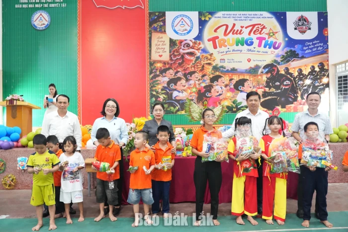 Provincial leaders celebrate mid-autumn festival with children with disabilities, martyrs’ children